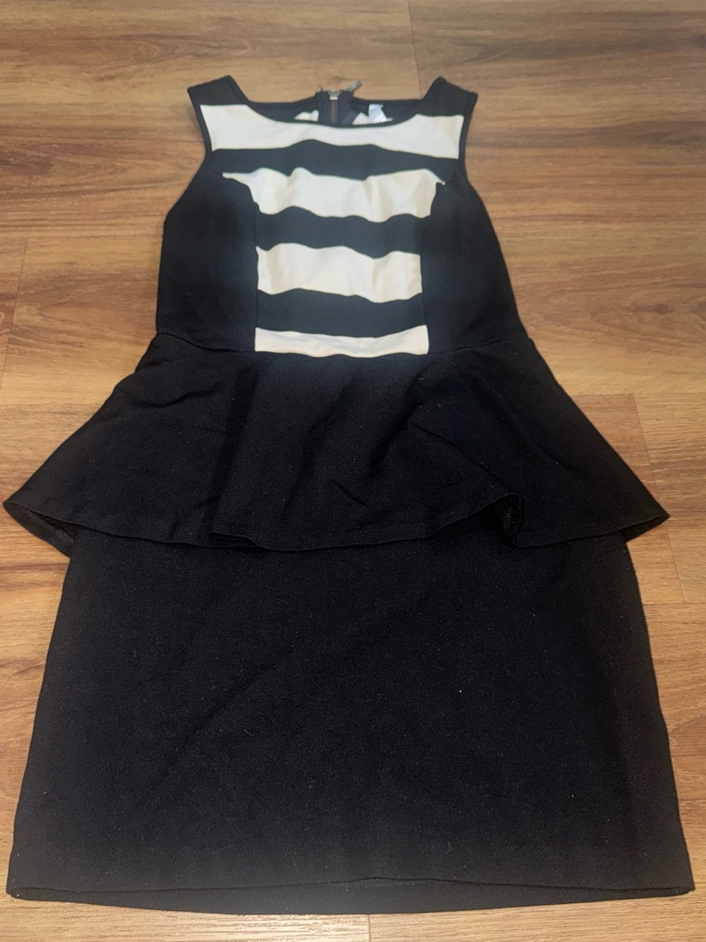Kenzie Women’s Medium Black White Stripes Sheath Dress Sleeveless Stretch Size 8
